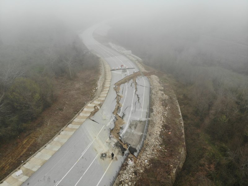 Karadeniz’i İstanbul’a bağlayan yol çöktü - 1