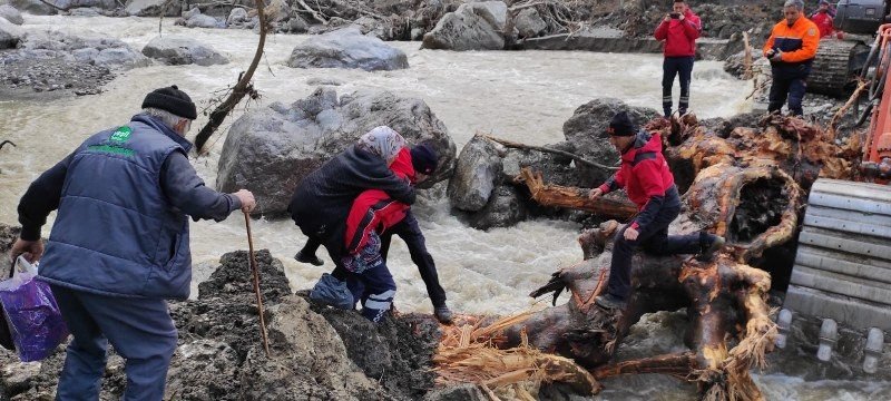 KÖPRÜSÜ YIKILAN KÖYDEKİ HASTALANAN KADIN, SIRTTA TAŞINARAK KURTARDI - 1