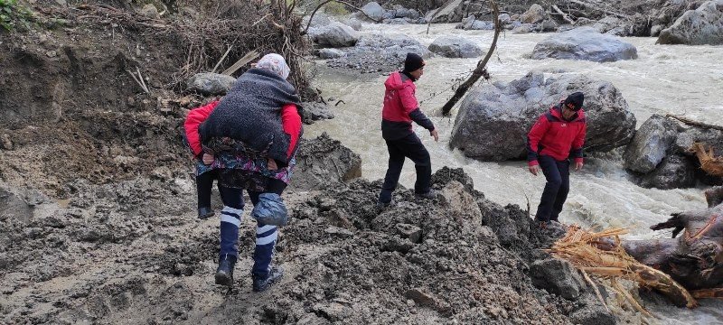 KÖPRÜSÜ YIKILAN KÖYDEKİ HASTALANAN KADIN, SIRTTA TAŞINARAK KURTARDI - 2