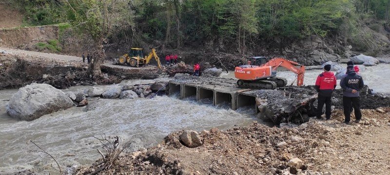 KÖPRÜSÜ YIKILAN KÖYDEKİ HASTALANAN KADIN, SIRTTA TAŞINARAK KURTARDI - 3