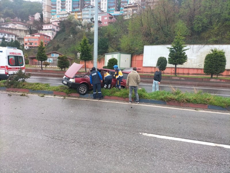 Otomobil aydınlatma direğine çarptı: 1 yaralı - 2