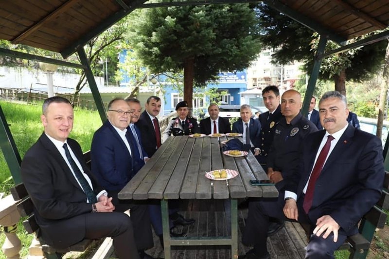 Asker ve polislerin bayramını kutladılar - 7