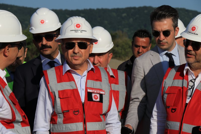 Cumhurbaşkanı Yardımcısı Fuat Oktay ikinci kuyubaşı vanasını inceledi… “YERLİSİNİ DE ÜRETECEĞİZ” - 7