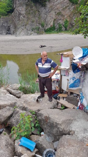 EMEKLİ MAAŞININ BÜYÜK KISMINI 23 YILDIR KEDİLERE HARCIYOR - 1