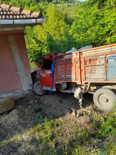 Evinin önünde otururken kamyonetin altında can verdi … FECİ KAZA, KÖR TALİH! - 1