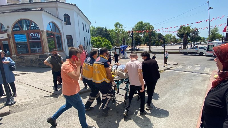 Hastane hizmet aracı yayaya çarptı… İLK MÜDAHALE KAZA YAPAN ARAÇTAKİ HEMŞİREDEN - 1