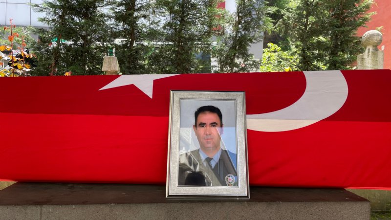 Kalp krizi geçiren polis memuru son yolculuğuna uğurlandı - 1