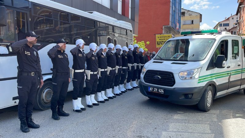 Kalp krizi geçiren polis memuru son yolculuğuna uğurlandı - 2