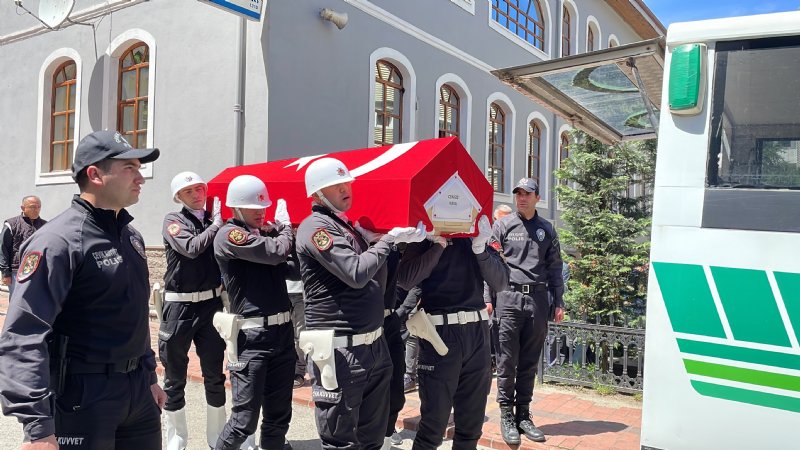 Kalp krizi geçiren polis memuru son yolculuğuna uğurlandı - 3