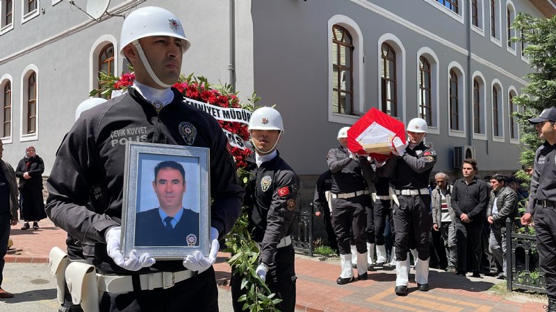 Kalp krizi geçiren polis memuru son yolculuğuna uğurlandı - 4