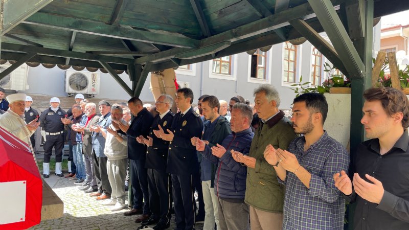 Kalp krizi geçiren polis memuru son yolculuğuna uğurlandı - 6
