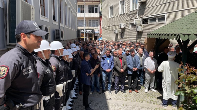 Kalp krizi geçiren polis memuru son yolculuğuna uğurlandı - 7