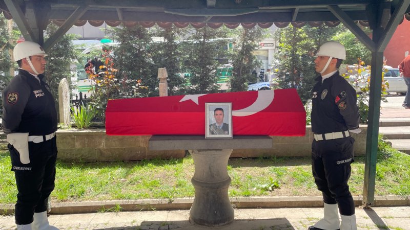 Kalp krizi geçiren polis memuru son yolculuğuna uğurlandı - 8