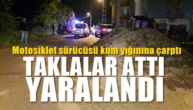 Motosiklet sürücüsü kum yığınına çarptı… TAKLALAR ATTI, YARALANDI