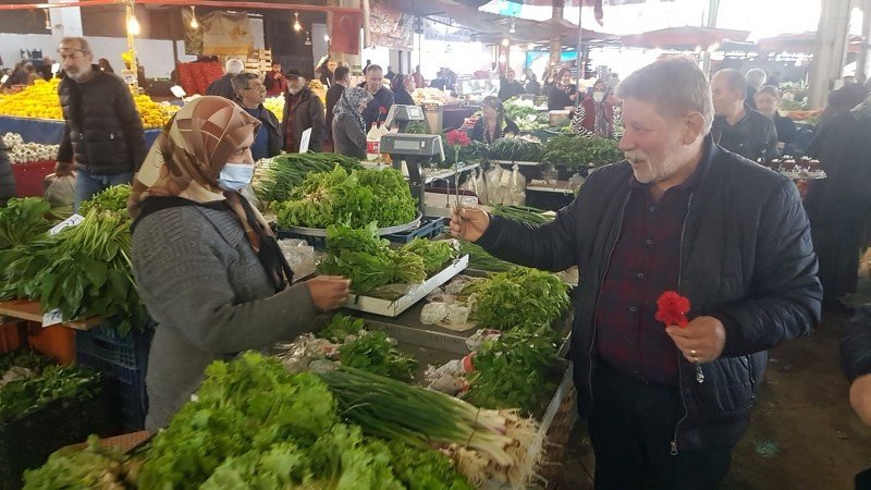 ODA BAŞKANI, ANNELERE ÇİÇEK VERDİ - 5