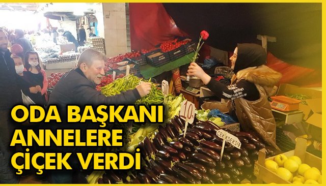 ODA BAŞKANI, ANNELERE ÇİÇEK VERDİ