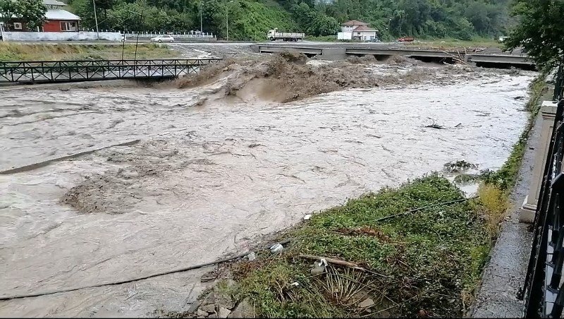 2 KÖPRÜ YIKILDI, EVLERİ SU BASTI! - 2