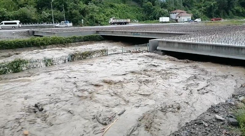 2 KÖPRÜ YIKILDI, EVLERİ SU BASTI! - 4