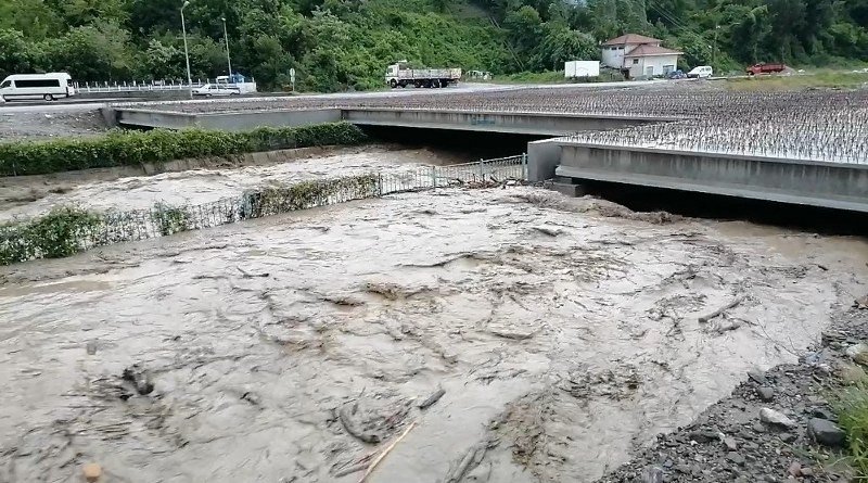 2 KÖPRÜ YIKILDI, EVLERİ SU BASTI!  - 4