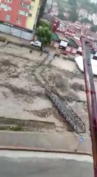 2 KÖPRÜ YIKILDI, EVLERİ SU BASTI! - 5