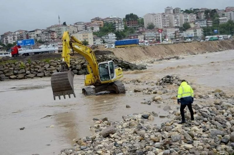 ALAPLI’DA İKİ YAKAYI BİRLEŞTİREN KÖPRÜ KAPATILDI - 4