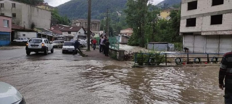 Araçlar sular altında kaldı, dere taştı - 1