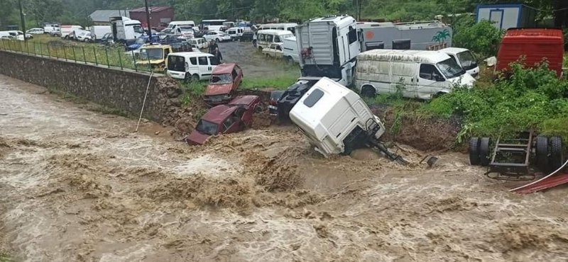 Araçlar sular altında kaldı, dere taştı - 3