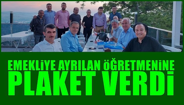 EMEKLİYE AYRILAN ÖĞRETMENİNE PLAKET VERDİ