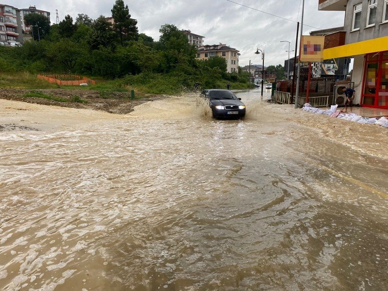 ESNAF ÇUVALLARLA ÖNLEM ALMAYA ÇALIŞIYOR - 1