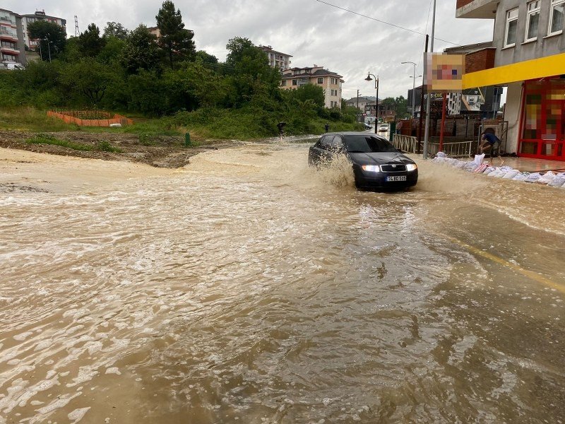 ESNAF ÇUVALLARLA ÖNLEM ALMAYA ÇALIŞIYOR - 3