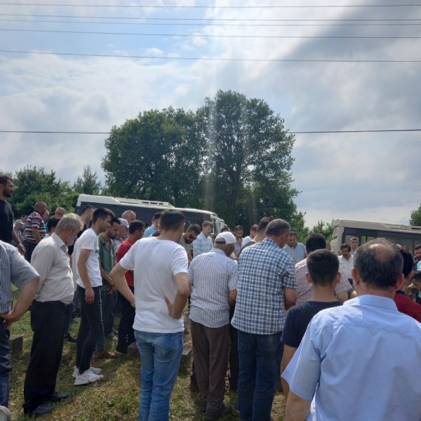 Genç kız otobüsün altında kalmıştı… NİŞAN GİYSİSİ TABUT ÖRTÜSÜ OLDU - 4