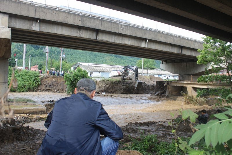 İŞ MAKİNESİ OPERATÖRÜ SEL SULARINA KAPILDI! - 3