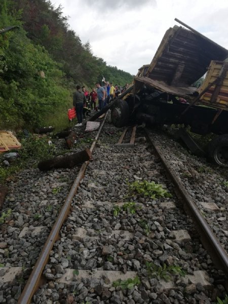 Kamyon 30 metre yükseklikten demir yoluna düştü:  2 ÖLÜ, 2 YARALI  - 3