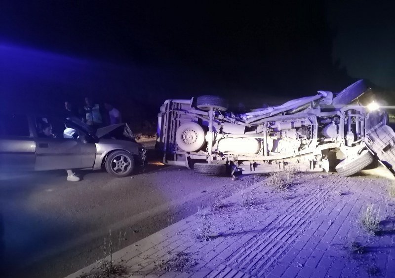 KAMYONET İLE OTOMOBİL ÇARPIŞTI - 1
