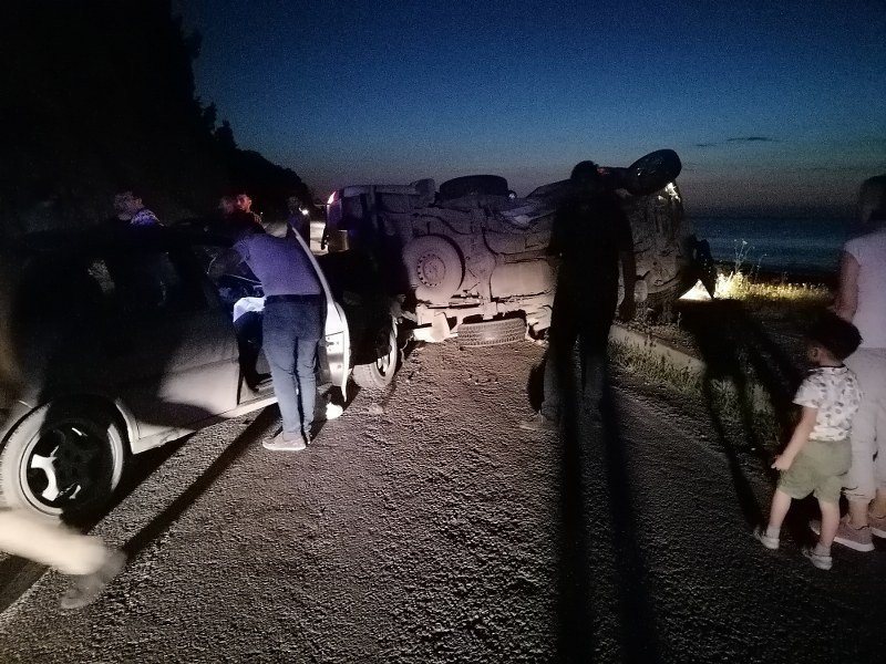 KAMYONET İLE OTOMOBİL ÇARPIŞTI - 3