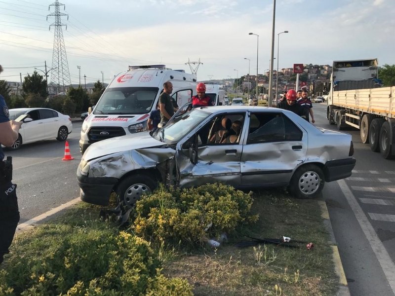 Kışla’da TIR ile otomobil çarpıştı… BİRİ ÇOCUK ÜÇ YARALI - 1