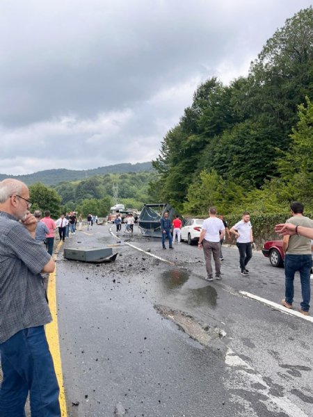 Tırın üstündeki trafo yola düştü… YOL İKİ SAATTE AÇILABİLDİ - 1