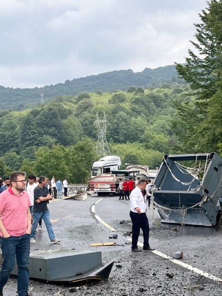 Tırın üstündeki trafo yola düştü… YOL İKİ SAATTE AÇILABİLDİ - 2