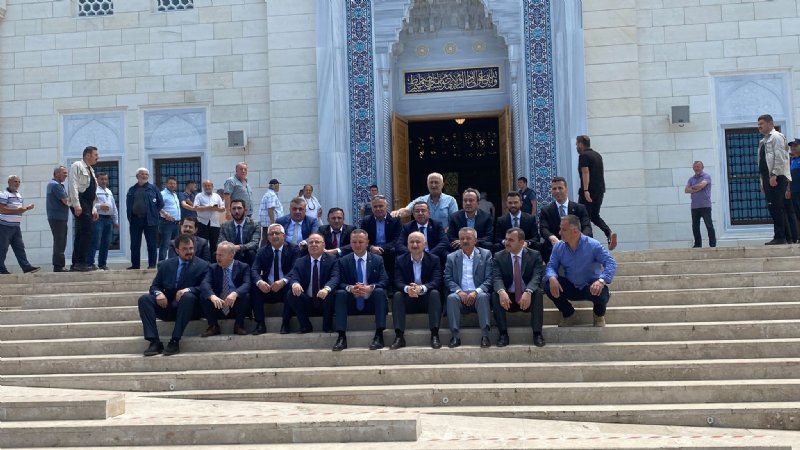 UZUNMEHMET CAMİSİ MERDİVENLERİNDE FOTOĞRAF ÇEKTİRDİ - 1