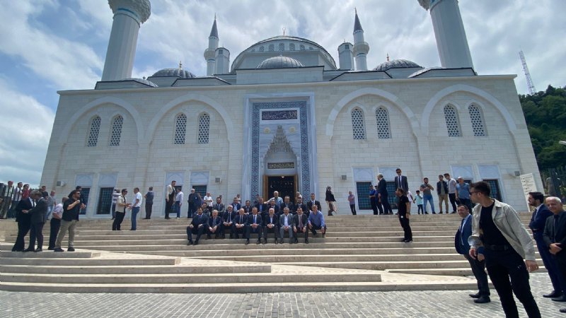 UZUNMEHMET CAMİSİ MERDİVENLERİNDE FOTOĞRAF ÇEKTİRDİ - 3