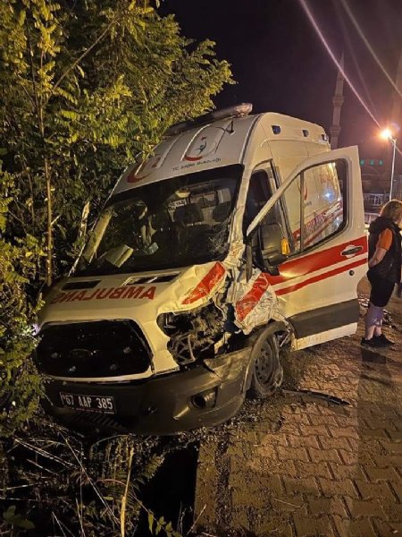 Vakaya gidiyorlardı: İki ambulans kaza yaptı: 3 yaralı - 1