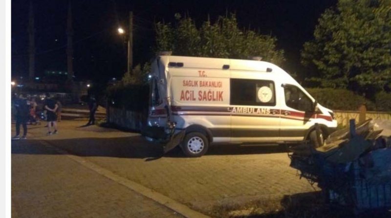Vakaya gidiyorlardı: İki ambulans kaza yaptı: 3 yaralı - 2