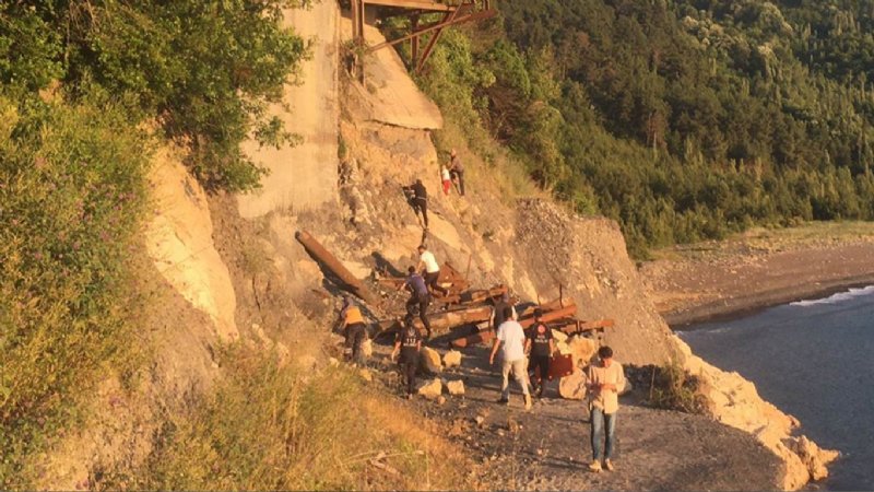 Yaşlı adam ve çocuk, kayalıklarda mahsur kaldı… EKİPLER SEFERBER OLDU - 2