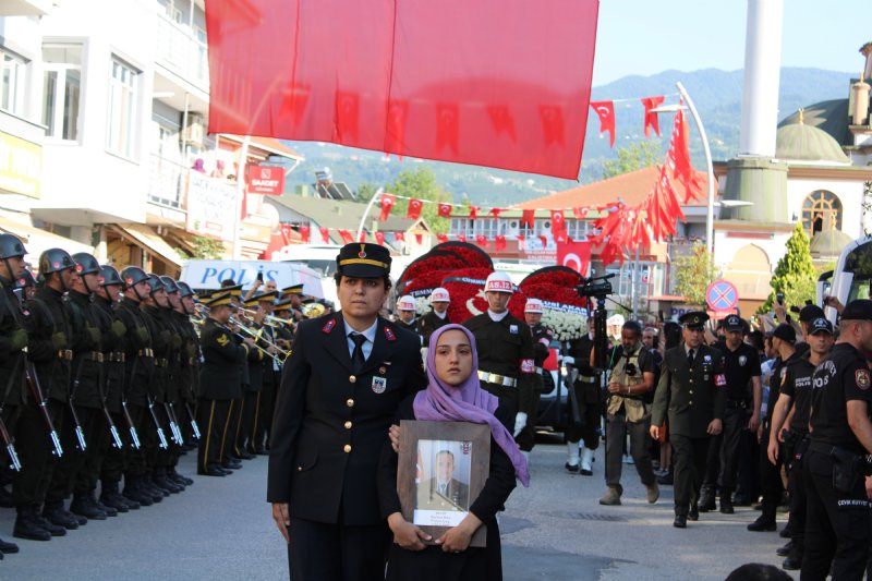 Düzce şehidini dualarla uğurladı… FOTOĞRAFINI KIZ KARDEŞİ TAŞIDI  - 1