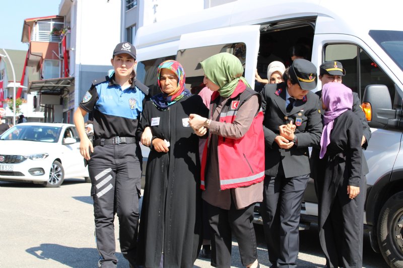 Düzce şehidini dualarla uğurladı… FOTOĞRAFINI KIZ KARDEŞİ TAŞIDI - 2