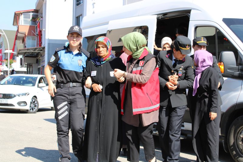 Düzce şehidini dualarla uğurladı… FOTOĞRAFINI KIZ KARDEŞİ TAŞIDI  - 2