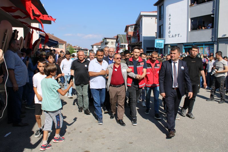 Düzce şehidini dualarla uğurladı… FOTOĞRAFINI KIZ KARDEŞİ TAŞIDI - 3