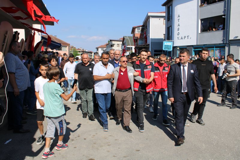 Düzce şehidini dualarla uğurladı… FOTOĞRAFINI KIZ KARDEŞİ TAŞIDI  - 3