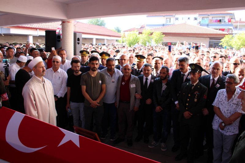 Düzce şehidini dualarla uğurladı… FOTOĞRAFINI KIZ KARDEŞİ TAŞIDI - 4