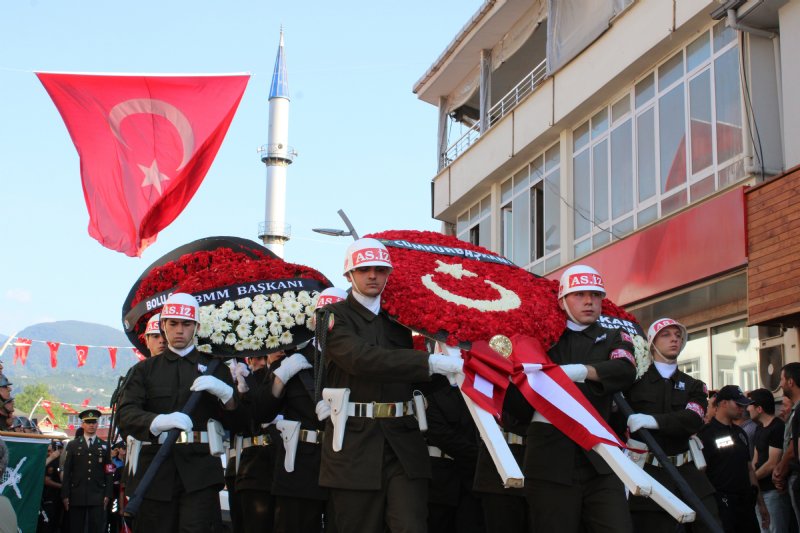 Düzce şehidini dualarla uğurladı… FOTOĞRAFINI KIZ KARDEŞİ TAŞIDI  - 5